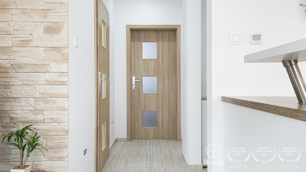 BOSEN | Priestranný 3-izbový byt v Tomašíkove – s výhľadom na prírodu a súkromím ako v dome