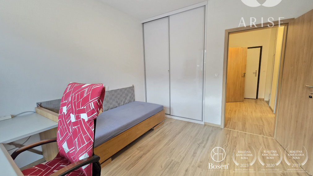 Slnečnice, na prenájom  2-izbový byt s parkovaním.