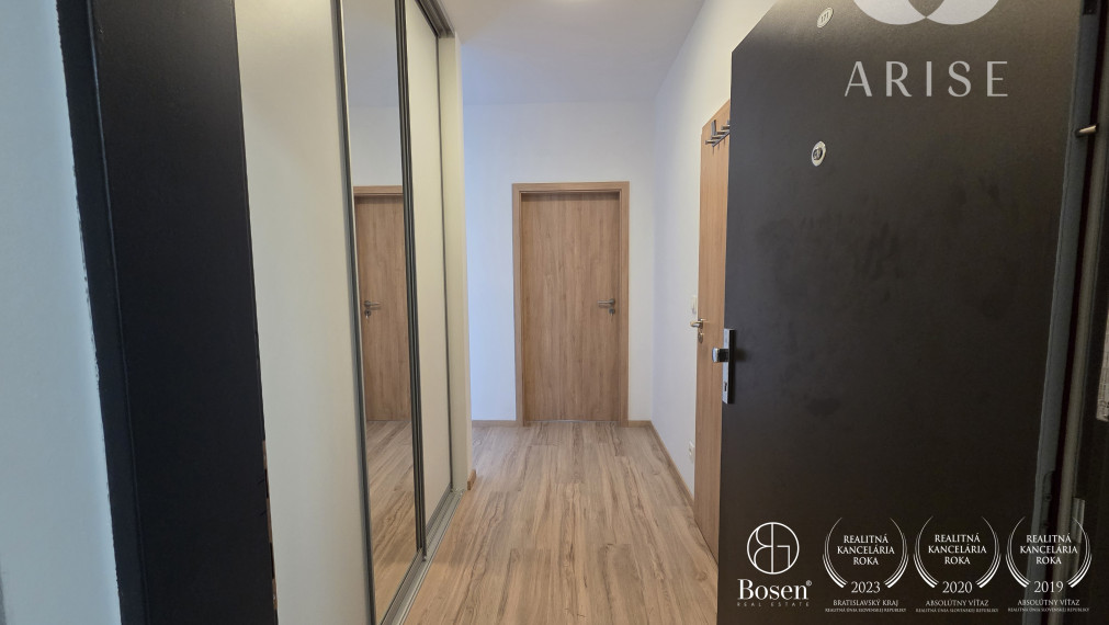 Slnečnice, na prenájom  2-izbový byt s parkovaním.