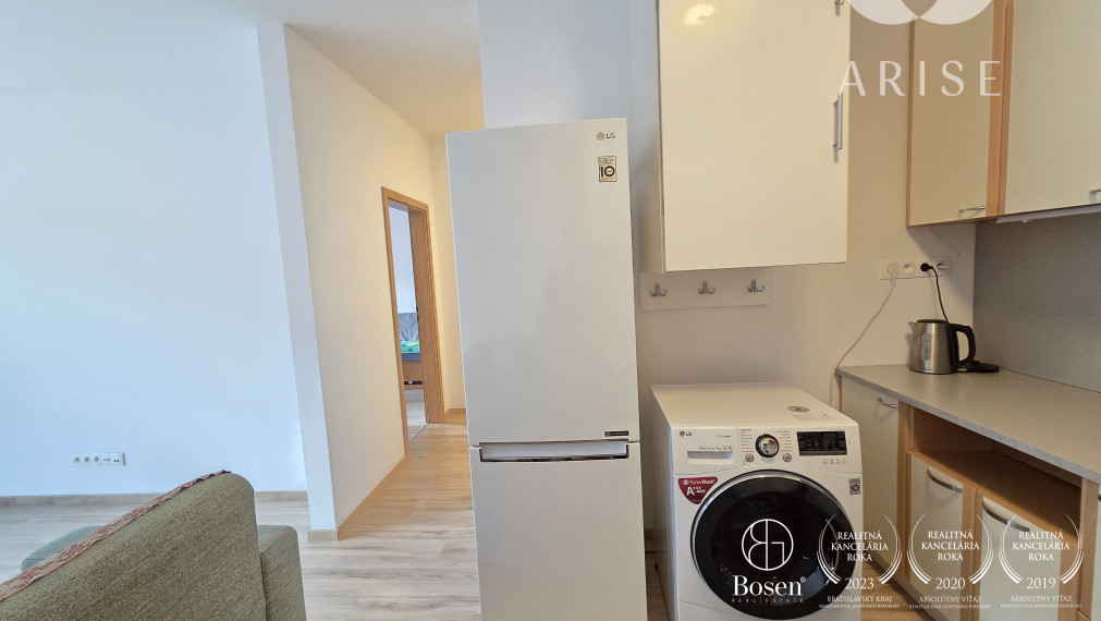 Slnečnice, na prenájom  2-izbový byt s parkovaním.