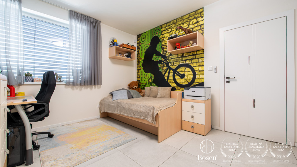 BOSEN |  ZNÍŽENÁ CENA | Na predaj novostavba 4 izbového rodinného domu s garážou, bazénom a vírivkou - Trenčín