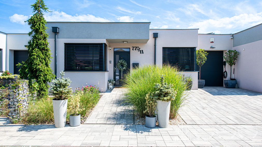 BOSEN |  ZNÍŽENÁ CENA | Na predaj novostavba 4 izbového rodinného domu s garážou, bazénom a vírivkou - Trenčín