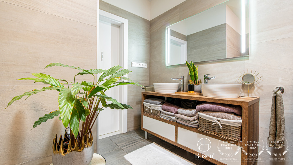 BOSEN |  ZNÍŽENÁ CENA | Na predaj novostavba 4 izbového rodinného domu s garážou, bazénom a vírivkou - Trenčín