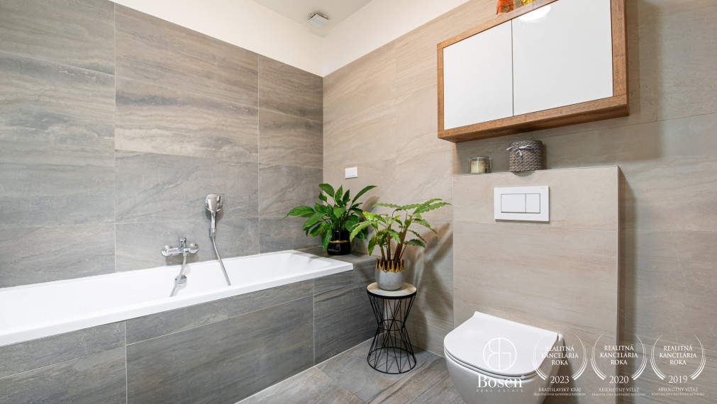 BOSEN |  ZNÍŽENÁ CENA | Na predaj novostavba 4 izbového rodinného domu s garážou, bazénom a vírivkou - Trenčín