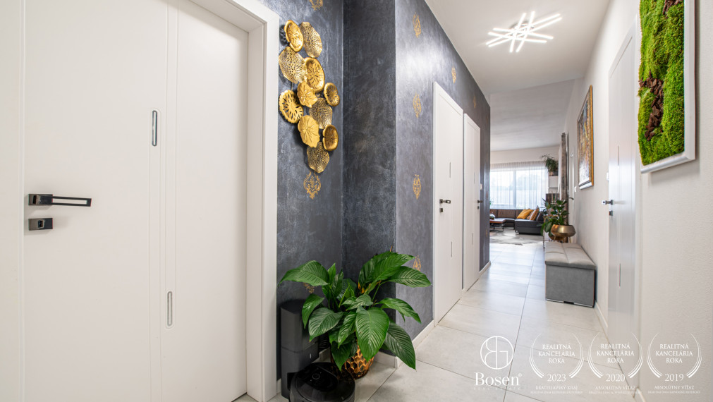 BOSEN |  ZNÍŽENÁ CENA | Na predaj novostavba 4 izbového rodinného domu s garážou, bazénom a vírivkou - Trenčín