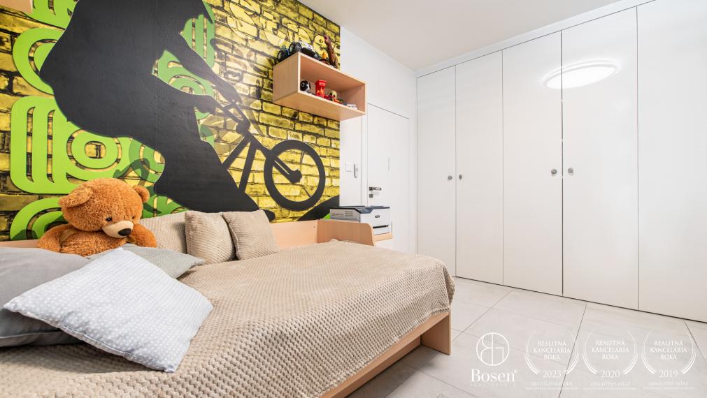 BOSEN |  ZNÍŽENÁ CENA | Na predaj novostavba 4 izbového rodinného domu s garážou, bazénom a vírivkou - Trenčín