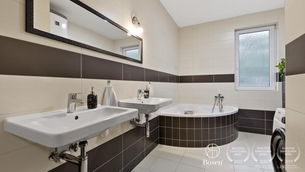 REZERVOVANÉ - BOSEN | Príjemný 3-izb, byt s dvomi balkónmi a 2 parkovacími miestami v obci Kaplna, 70 m²