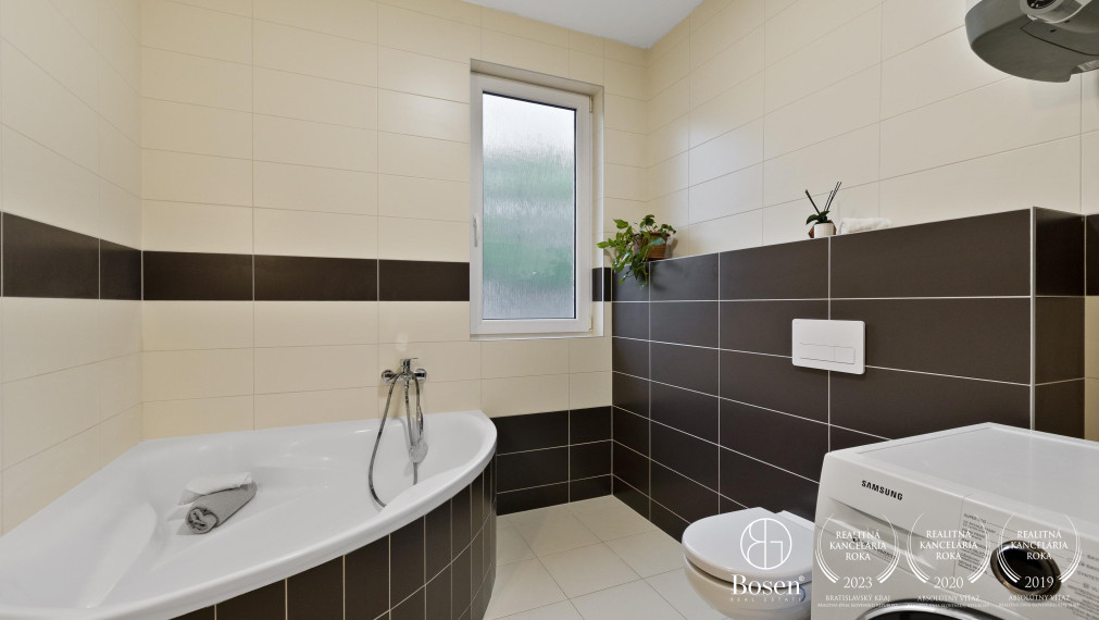 REZERVOVANÉ - BOSEN | Príjemný 3-izb, byt s dvomi balkónmi a 2 parkovacími miestami v obci Kaplna, 70 m²