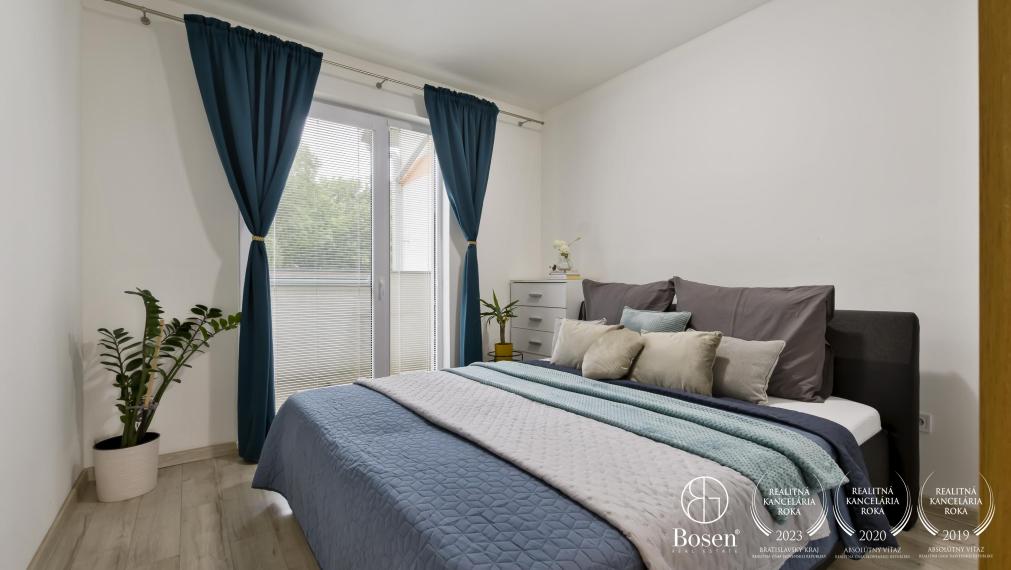 REZERVOVANÉ - BOSEN | Príjemný 3-izb, byt s dvomi balkónmi a 2 parkovacími miestami v obci Kaplna, 70 m²