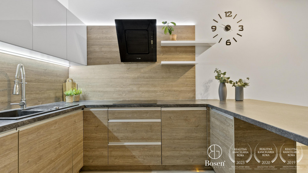 REZERVOVANÉ - BOSEN | Príjemný 3-izb, byt s dvomi balkónmi a 2 parkovacími miestami v obci Kaplna, 70 m²