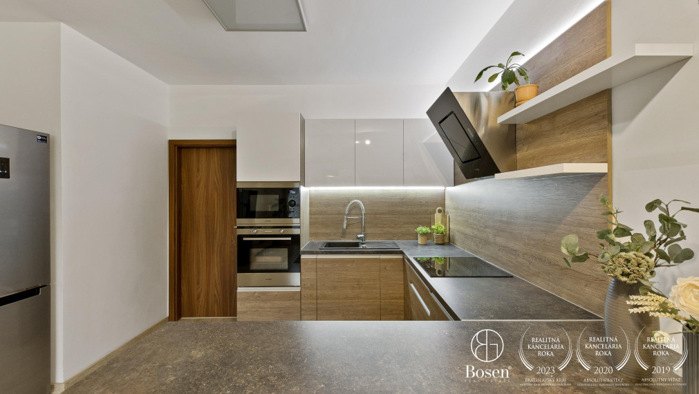 REZERVOVANÉ - BOSEN | Príjemný 3-izb, byt s dvomi balkónmi a 2 parkovacími miestami v obci Kaplna, 70 m²
