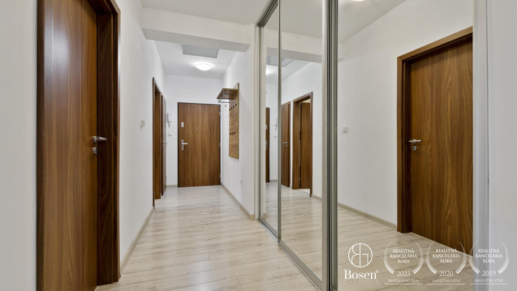 REZERVOVANÉ - BOSEN | Príjemný 3-izb, byt s dvomi balkónmi a 2 parkovacími miestami v obci Kaplna, 70 m²