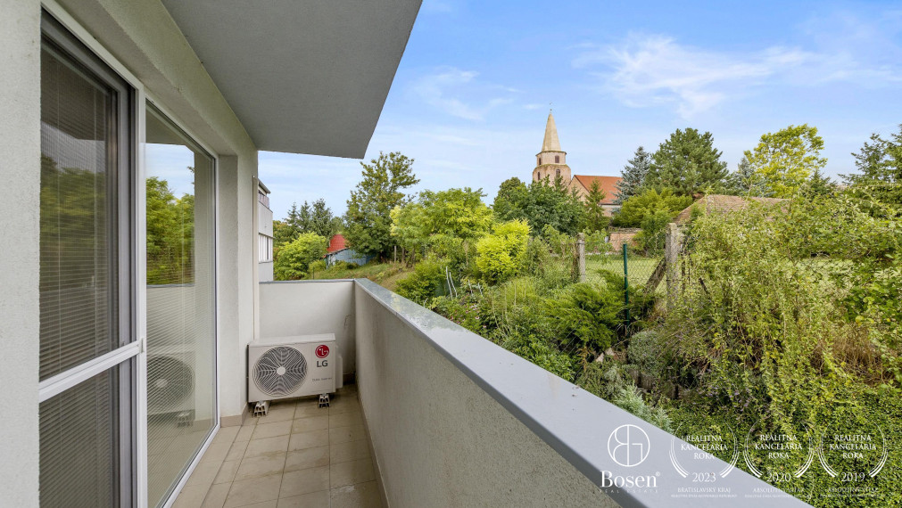 REZERVOVANÉ - BOSEN | Príjemný 3-izb, byt s dvomi balkónmi a 2 parkovacími miestami v obci Kaplna, 70 m²