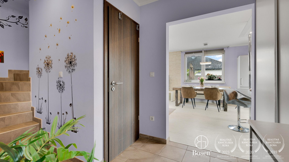 REZERVOVANÉ! Bosen Realicity / Predaj 4-izbového dvojdomu s bazénom