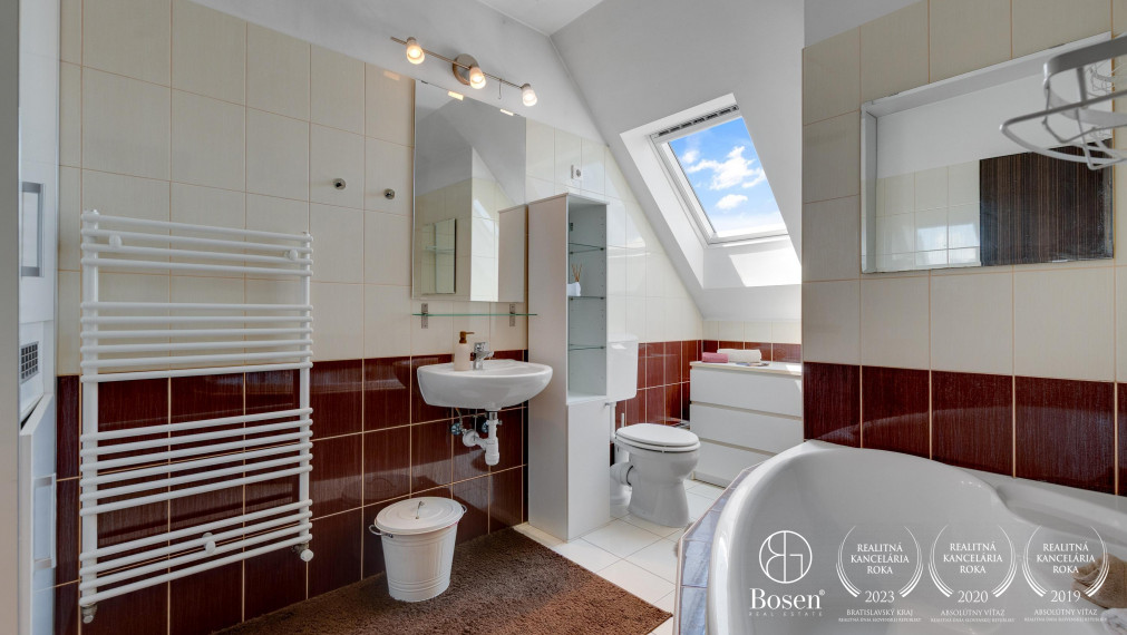 REZERVOVANÉ! Bosen Realicity / Predaj 4-izbového dvojdomu s bazénom