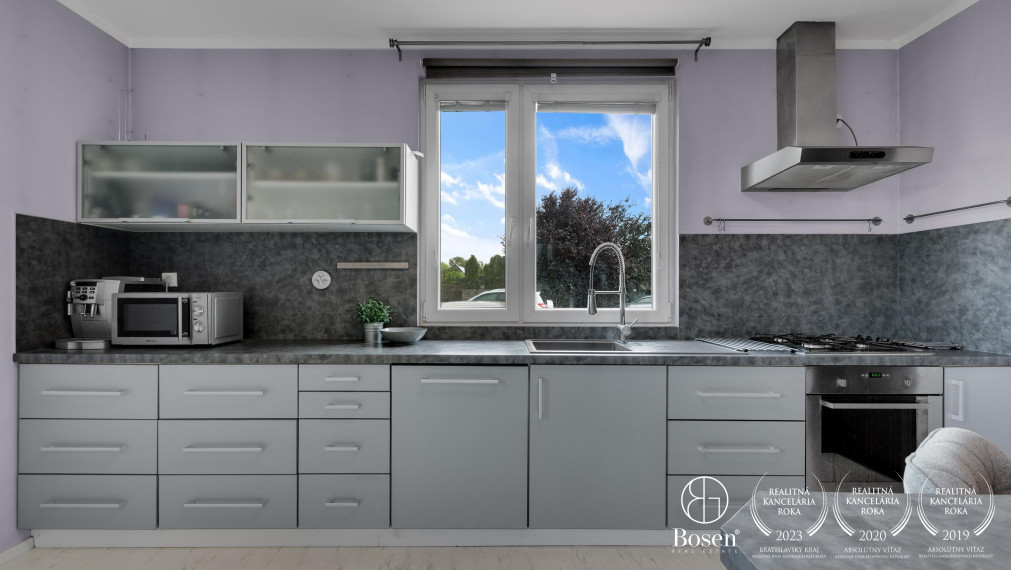 REZERVOVANÉ! Bosen Realicity / Predaj 4-izbového dvojdomu s bazénom