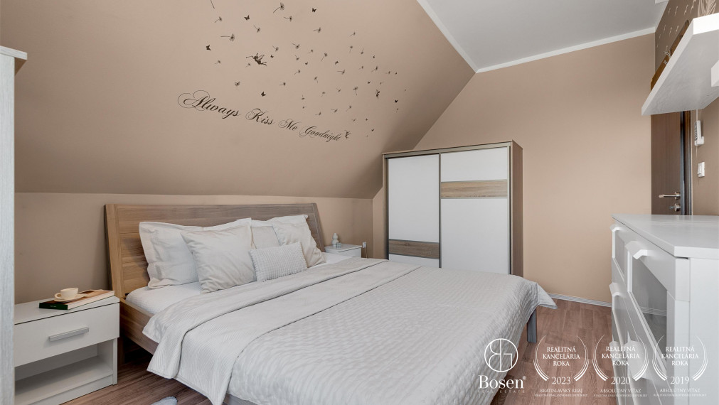 REZERVOVANÉ! Bosen Realicity / Predaj 4-izbového dvojdomu s bazénom