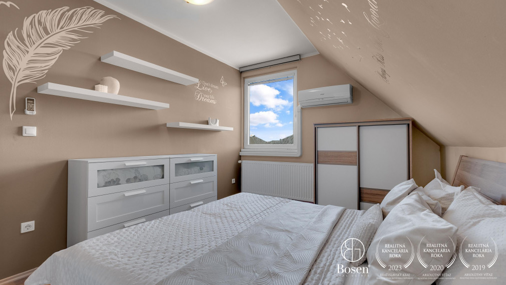 REZERVOVANÉ! Bosen Realicity / Predaj 4-izbového dvojdomu s bazénom