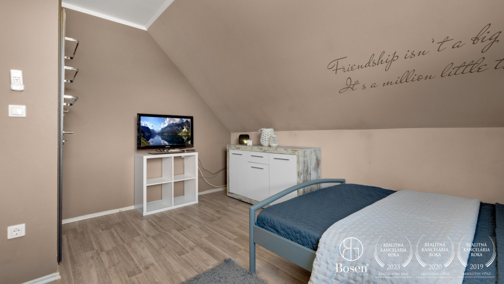 REZERVOVANÉ! Bosen Realicity / Predaj 4-izbového dvojdomu s bazénom