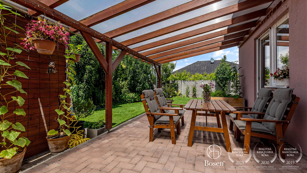 REZERVOVANÉ! Bosen Realicity / Predaj 4-izbového dvojdomu s bazénom