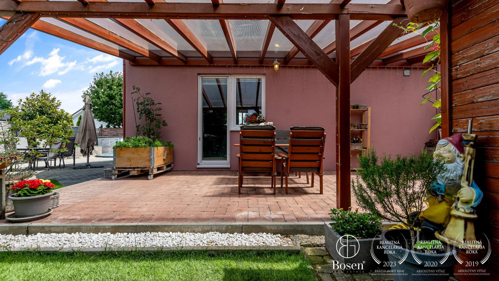 REZERVOVANÉ! Bosen Realicity / Predaj 4-izbového dvojdomu s bazénom