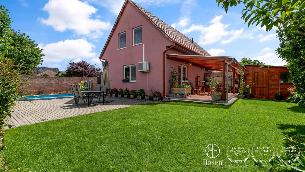 REZERVOVANÉ! Bosen Realicity / Predaj 4-izbového dvojdomu s bazénom