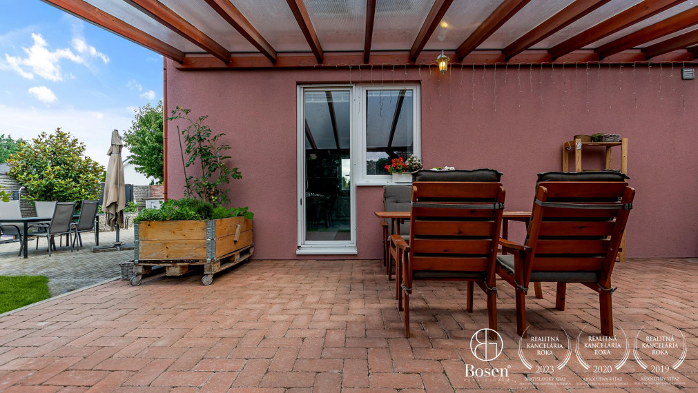 REZERVOVANÉ! Bosen Realicity / Predaj 4-izbového dvojdomu s bazénom