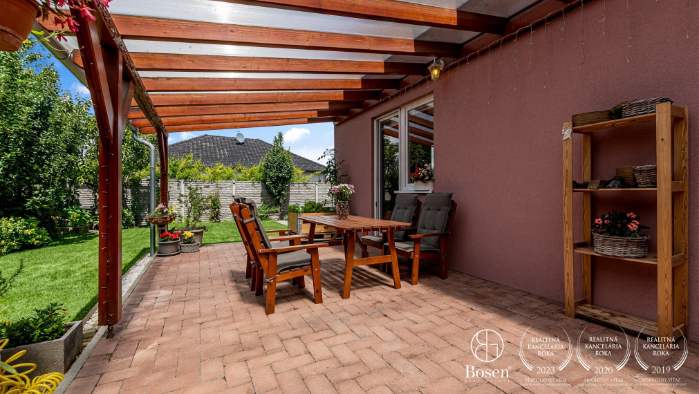 REZERVOVANÉ! Bosen Realicity / Predaj 4-izbového dvojdomu s bazénom