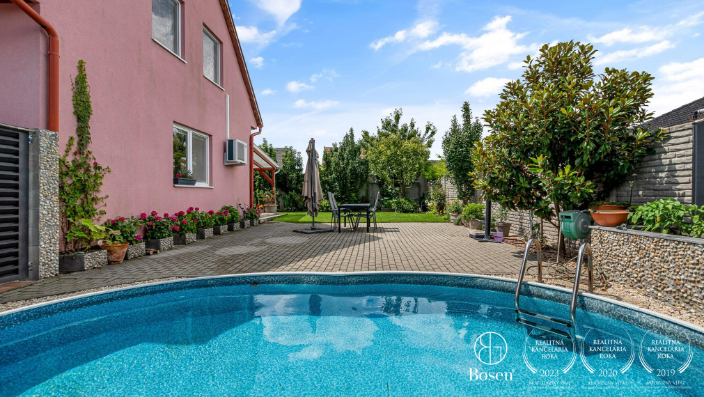 REZERVOVANÉ! Bosen Realicity / Predaj 4-izbového dvojdomu s bazénom