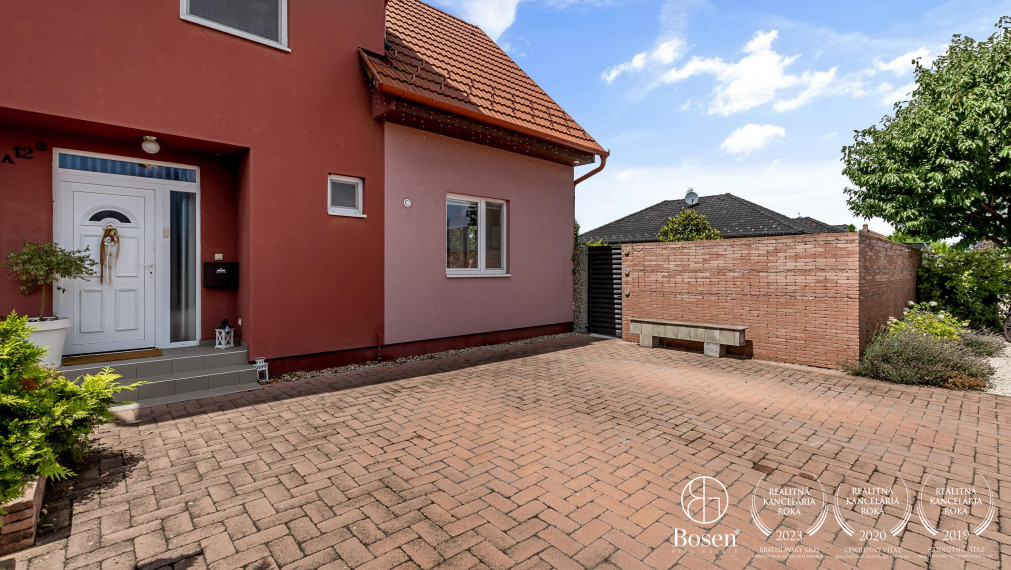 REZERVOVANÉ! Bosen Realicity / Predaj 4-izbového dvojdomu s bazénom