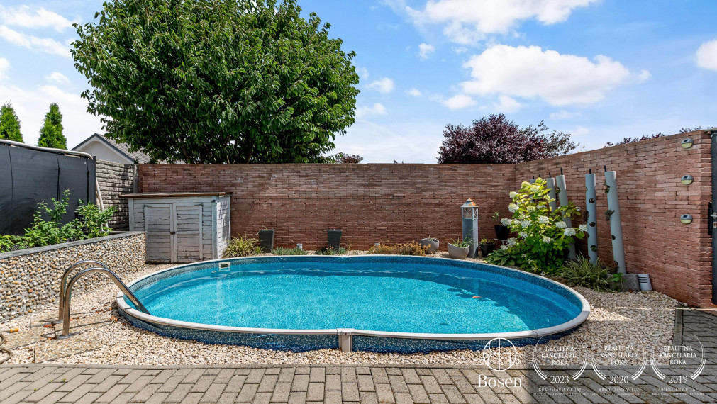 REZERVOVANÉ! Bosen Realicity / Predaj 4-izbového dvojdomu s bazénom