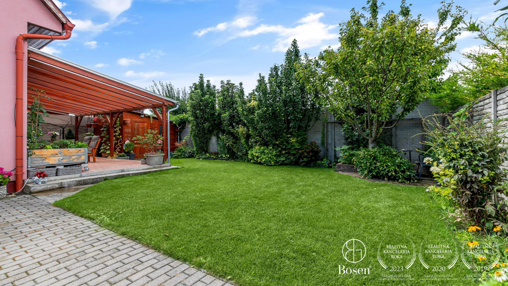 REZERVOVANÉ! Bosen Realicity / Predaj 4-izbového dvojdomu s bazénom