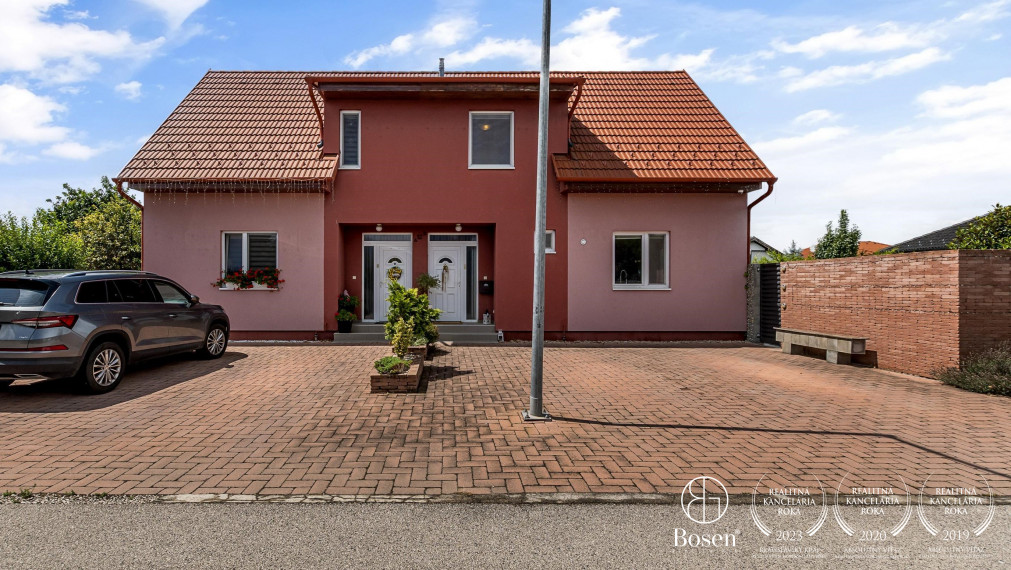 REZERVOVANÉ! Bosen Realicity / Predaj 4-izbového dvojdomu s bazénom