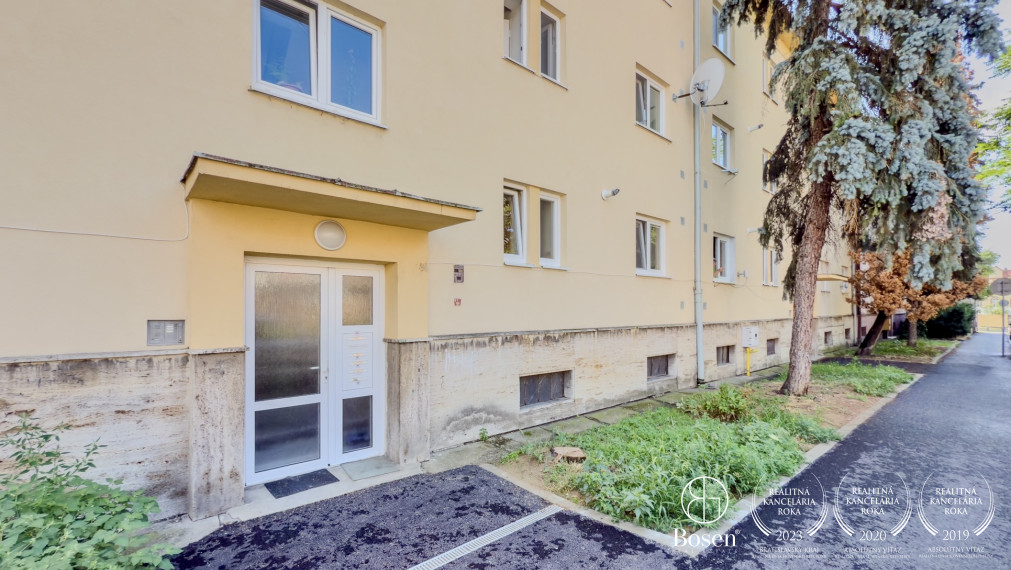 BOSEN ǀ 2-izbový byt s veľkým potenciálom, Komenského 61 m2