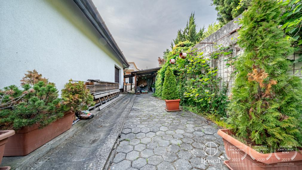 BOSEN | 6 izbový rodinný dom s vinohradom, 889 m2, Líščie údolie