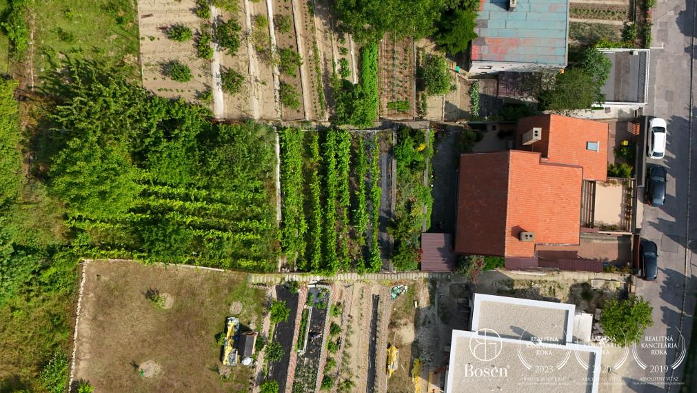 BOSEN | 6 izbový rodinný dom s vinohradom, 889 m2, Líščie údolie