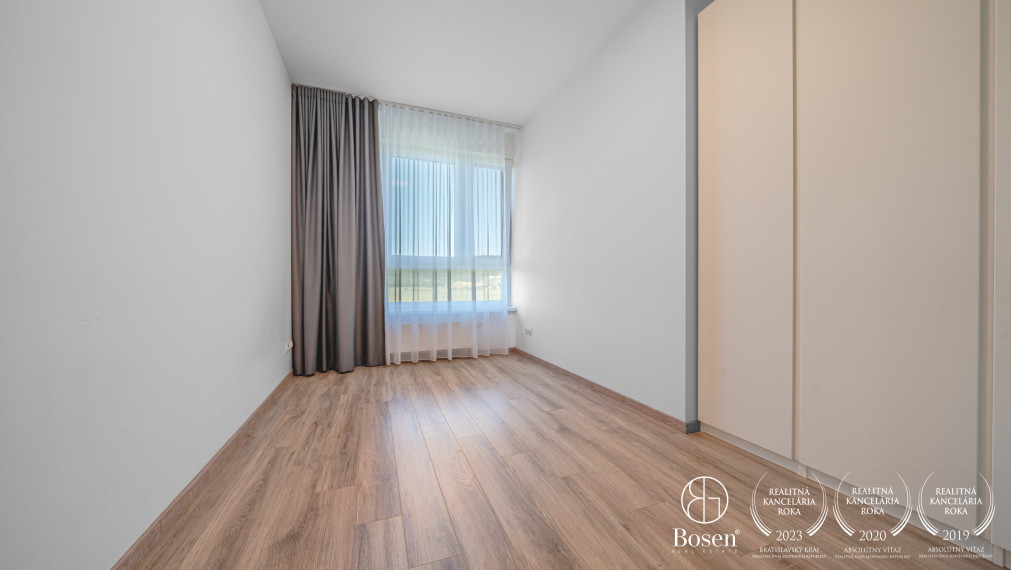 Bosen| Priestranný klimatizovaný 4-izbový byt s loggiou a 2 garážovými státiami – Bory Bývanie
