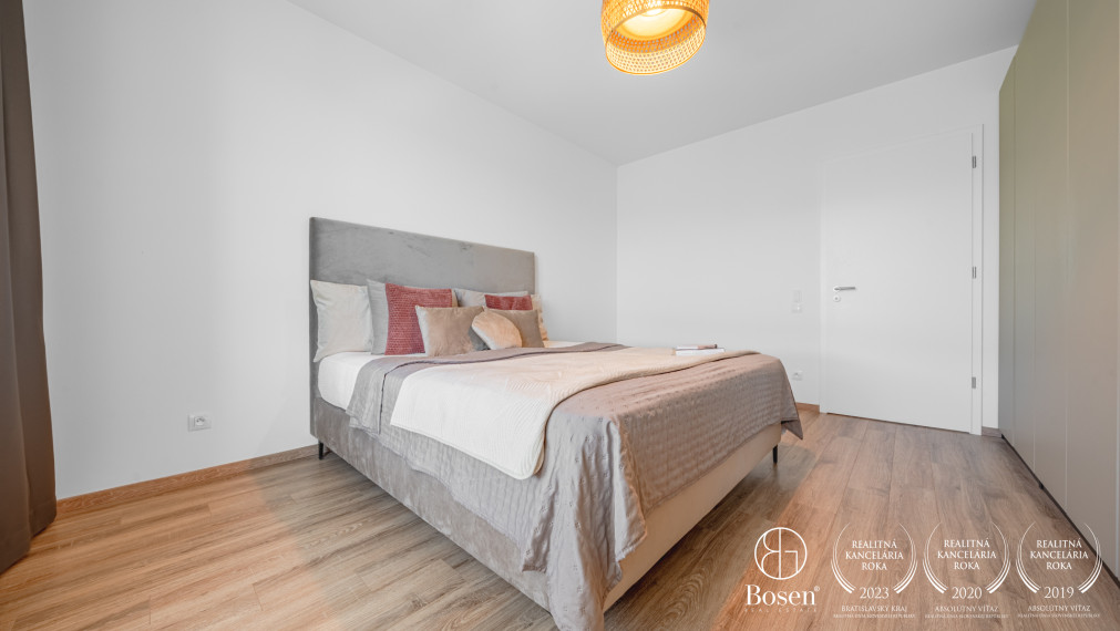 Bosen| Priestranný klimatizovaný 4-izbový byt s loggiou a 2 garážovými státiami – Bory Bývanie