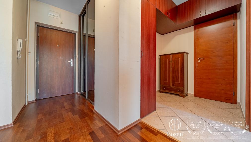 LOYALTERS | 2 izbový byt v Bratislave s uzamykateľnou podzemnou garážou - Ružinov