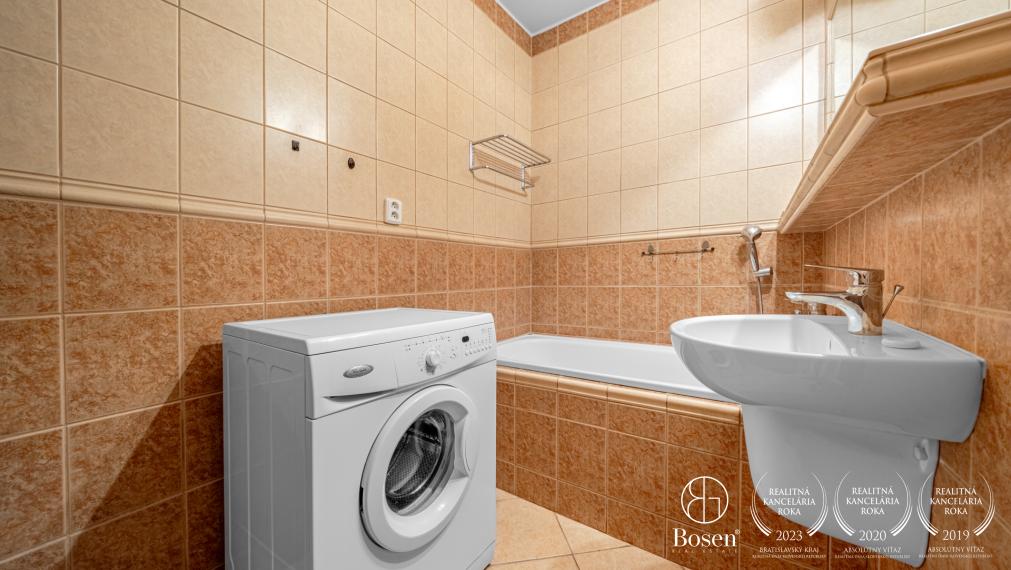 LOYALTERS | 2 izbový byt v Bratislave s uzamykateľnou podzemnou garážou - Ružinov