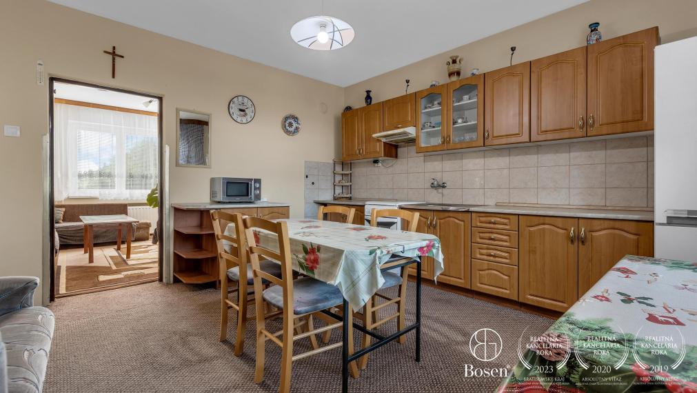 BOSEN | 4 izbový rodinný dom z 80 rokov, pozemok 666m2