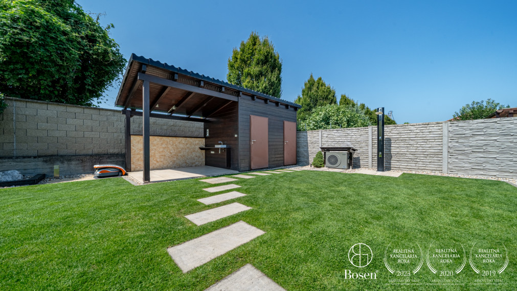 BOSEN | 4 izbový bungalov s bazénom a garážou v Malinove