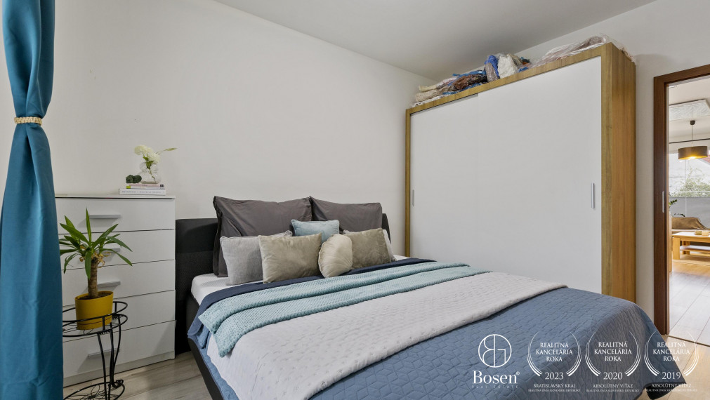 REZERVOVANÉ - BOSEN | Príjemný 3-izb, byt s dvomi balkónmi a 2 parkovacími miestami v obci Kaplna, 70 m²