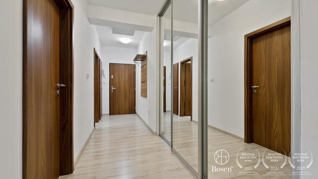 REZERVOVANÉ - BOSEN | Príjemný 3-izb, byt s dvomi balkónmi a 2 parkovacími miestami v obci Kaplna, 70 m²