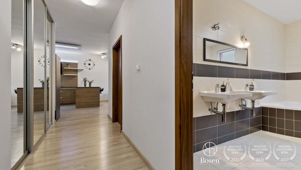 REZERVOVANÉ - BOSEN | Príjemný 3-izb, byt s dvomi balkónmi a 2 parkovacími miestami v obci Kaplna, 70 m²