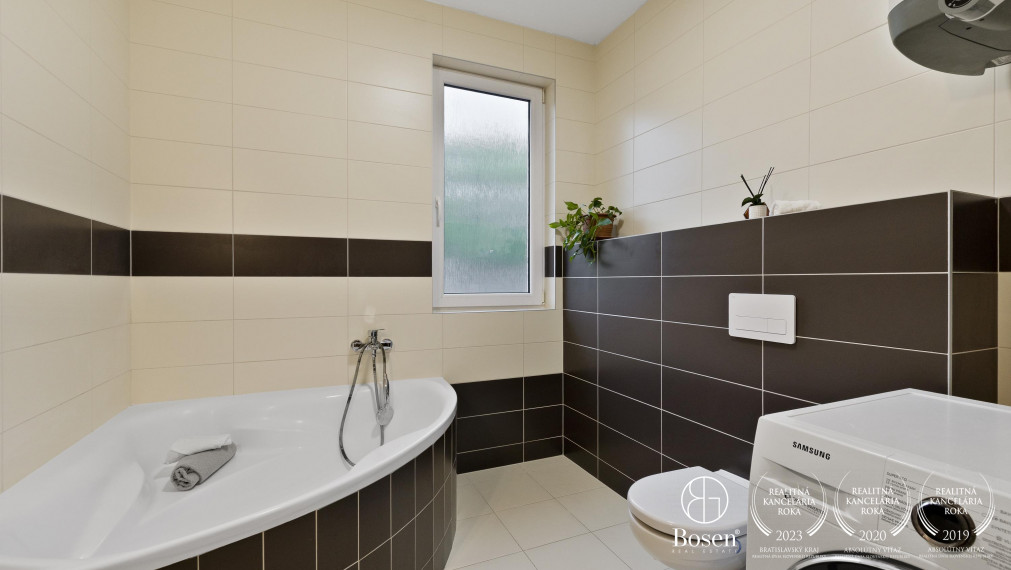 REZERVOVANÉ - BOSEN | Príjemný 3-izb, byt s dvomi balkónmi a 2 parkovacími miestami v obci Kaplna, 70 m²