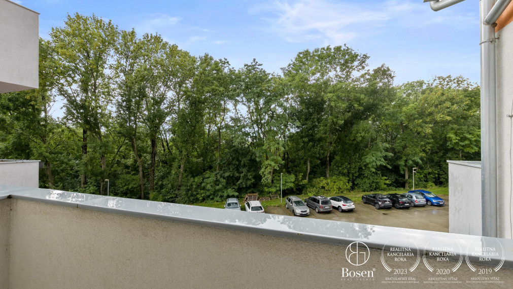 REZERVOVANÉ - BOSEN | Príjemný 3-izb, byt s dvomi balkónmi a 2 parkovacími miestami v obci Kaplna, 70 m²