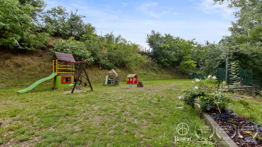 REZERVOVANÉ - BOSEN | Príjemný 3-izb, byt s dvomi balkónmi a 2 parkovacími miestami v obci Kaplna, 70 m²