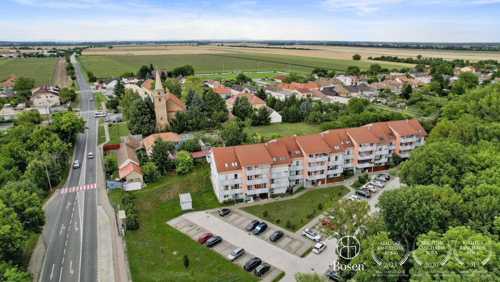 REZERVOVANÉ - BOSEN | Príjemný 3-izb, byt s dvomi balkónmi a 2 parkovacími miestami v obci Kaplna, 70 m²