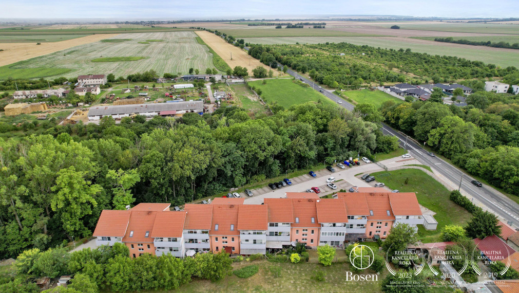 REZERVOVANÉ - BOSEN | Príjemný 3-izb, byt s dvomi balkónmi a 2 parkovacími miestami v obci Kaplna, 70 m²